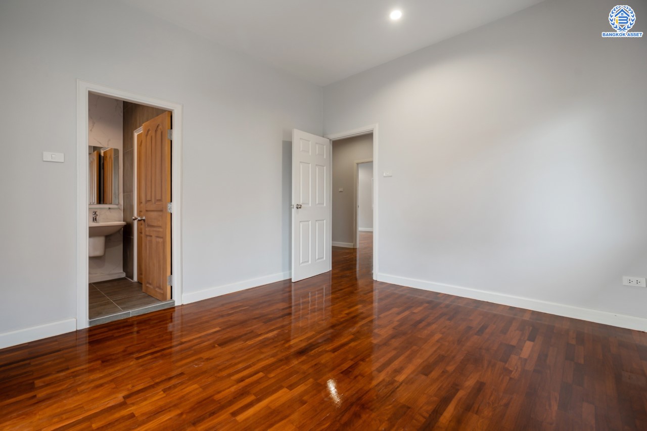 บ้านมือสองตกแต่งใหม่ ม.นนทรี5 พระราม5 เนื้อที่ 60 ตร.ว. ฟังก์ชัน 3 ห้องนอน 3 ห้องน้ำ 1 ห้องอเนกประสงค์ 1 ห้องแม่บ้านพร้อมห้องน้ำในตัว จอดรถได้ 2 คัน บนสุดยอดทำเล! ใกล้รถไฟฟ้า "สถานีแยกติวานนท์" และทางด่วน"ศรีรัช" ขับรถเพียง 5 นาที ก็ถึงวงเวียนพระราม5 ที่เชื่อมต่ออีกหลายหลายเส้นทางได้อย่างรวดเร็ว